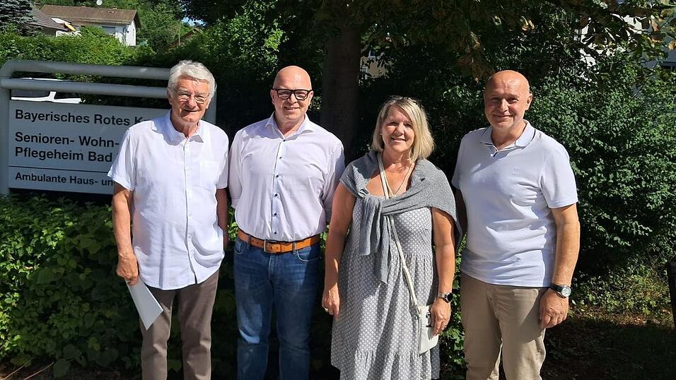 BRK-Kreisvorsitzender Theo Zellner (links, hier bei der offiziellen Begr&uuml;&szlig;ung des neuen Heimleiters in der Hauser Stra&szlig;e) h&auml;lt Daniel Reitmeier f&uuml;r eine Pers&ouml;nlichkeit, die auf Menschen zugehen k&ouml;nne. Mit auf dem Bild Pflegedienstleiterin Martina Berzl und BRK-Kreisgesch&auml;ftsf&uuml;hrer Manfred Aschenbrenner (rechts)