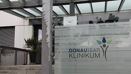 Im Donau-Isar-Klinkum hat es eine Razzia gegeben. Im Donau-Isar-Klinkum hat es eine Razzia gegeben.