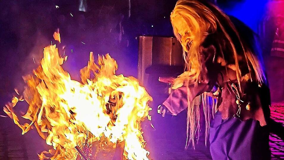 Erste Straubinger Rauhnacht: Das Feuer der Zukunft brennt, das Spiel kann beginnen.