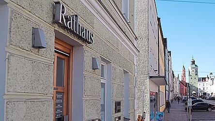 Anfang Mai beginnt die neue Wahlperiode. Die Vilsbiburger Stadtr&auml;te tagen im Rathaus.