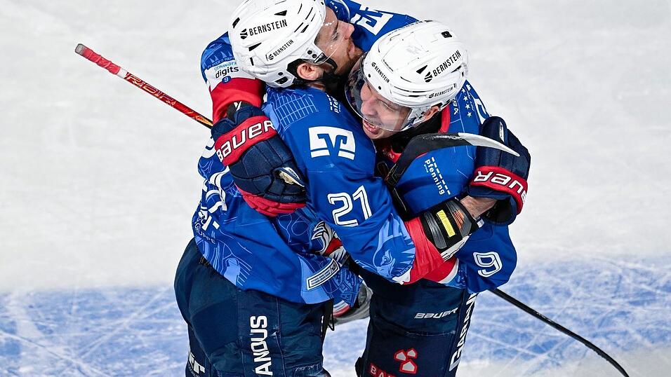 Die Adler Mannheim jubeln &uuml;ber den Einzug ins Playoff-Halbfinale.