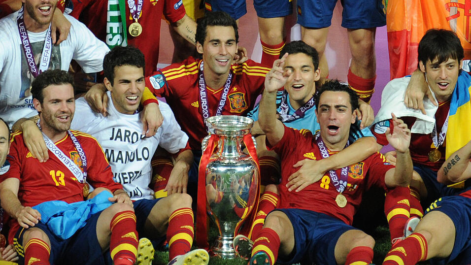 Kiew, 1. Juli 2012 | Und wieder kr&ouml;nt sich Spanien zum Europameister. Juan Mata (v.l.), Cesc Fabregas, Alvaro Arbeloa, Xavi Hernandez und David Silva feiern nach dem klaren 4:0 gegen Italien ausgelassen mit der Troph&auml;e.