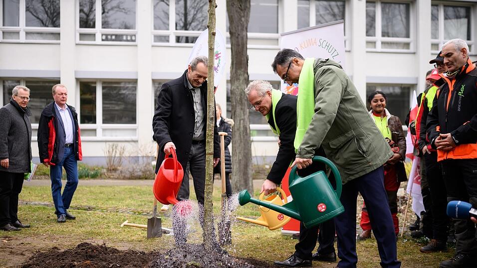 Cem &Ouml;zdemir (Gr&uuml;ne), Bundesminister f&uuml;r Ern&auml;hrung und Landwirtschaft, pflanzt zusammen mit Harald Schaum (l.), stellvertretender Bundesvorsitzender der IG BAU, und Schulleiter Stephan Alker anl&auml;sslich der Ver&ouml;ffentlichung des Waldzustandsberichts 2022 im Garten der Peter-Lenn&eacute;-Schule, einem Oberstufenzentrum Natur und Umwelt, in Berlin-Zehlendorf einen Baum.