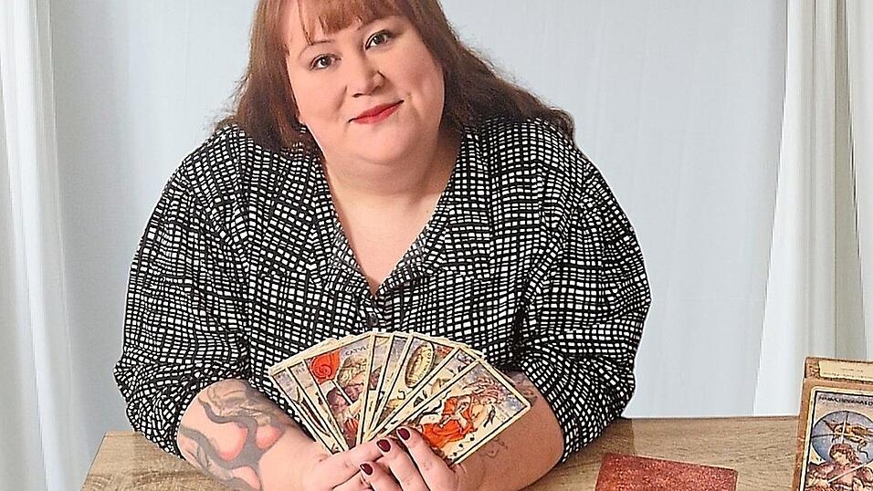 Caroline Rosenstein mit ihren Tarotkarten. Caroline Rosenstein mit ihren Tarotkarten.