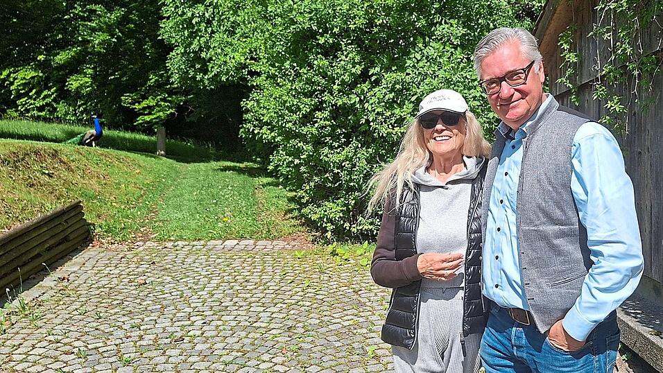 Eleonore und Felix Adlon auf dem Ganslberg, wo demnächst im Rahmen der Veranstaltungsreihe „Kosmos Koenig“ auch Filme von Percy Adlon gezeigt werden, Im Hintergrund, ganz stilecht: ein Pfau. Eleonore und Felix Adlon auf dem Ganslberg, wo demnächst im Rahmen der Veranstaltungsreihe „Kosmos Koenig“ auch Filme von Percy Adlon gezeigt werden, Im Hintergrund, ganz stilecht: ein Pfau.