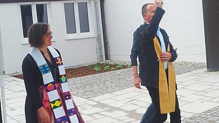 Stadtpfarrer Matthias Kienberger und Ruth Endes beim Segnen von Kirchplatz und Sakristei.
