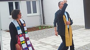 Stadtpfarrer Matthias Kienberger und Ruth Endes beim Segnen von Kirchplatz und Sakristei.