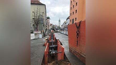 Ein Gro&szlig;teil der Nahw&auml;rmeleitung, die derzeit am Theresienplatz verlegt wird, ist bereits unter der Erde. Bis zum Ende der Baustelle ist die Ausfahrt aus dem Stadtplatz in den Stadtgraben f&uuml;r Autos gesperrt.