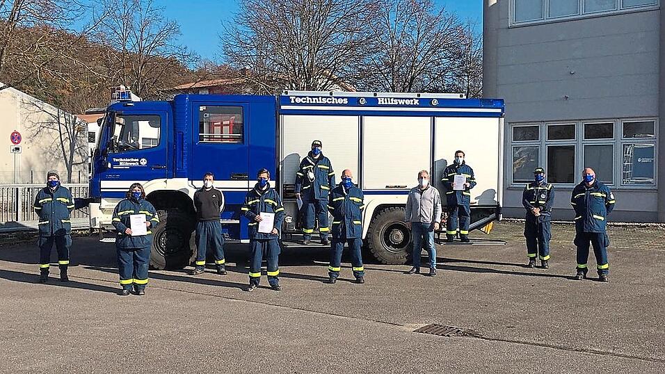 Abschluss der Grundausbildung und Ehrung von Robert Pflamminger, von link: Stefan Baumann, Carmen Biendl, Michael Wieninger, Adrian Wagner, Alexander Hewicker, Gunter Prennsch&uuml;tz-Trenck, Thomas Heiss, Dominik Heiss, Roland Biendl, Robert Pflamminger.