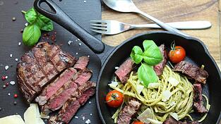 Pasta mit Steak - eine gelungene Kombination. Pesto und Parmesan sorgen für zusätzlichen Pepp.