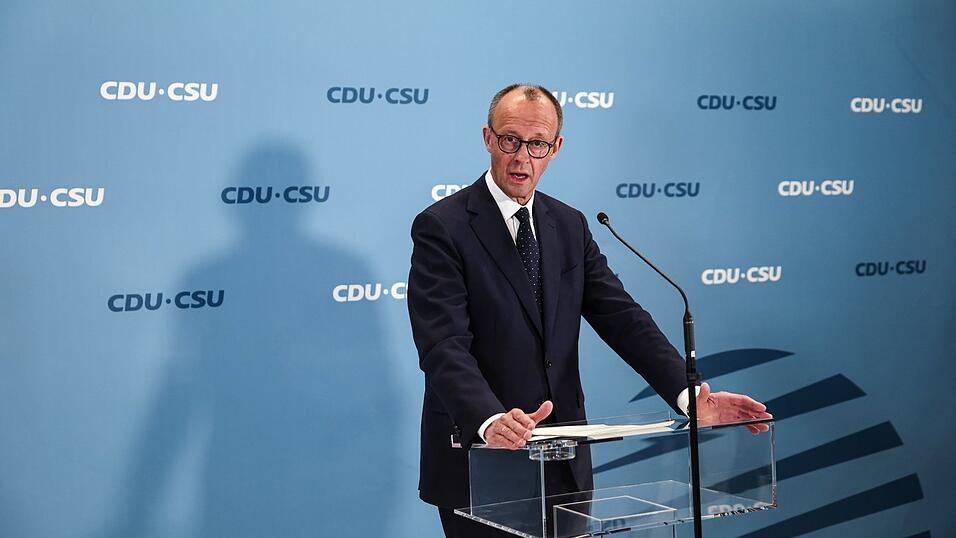 Friedrich Merz, CDU-Bundesvorsitzender und Fraktionsvorsitzender der CDU/CSU-Fraktion im Bundestag, gibt ein Statement zu dem tödlichen Angriff in einem Park in Aschaffenburg. Friedrich Merz, CDU-Bundesvorsitzender und Fraktionsvorsitzender der CDU/CSU-Fraktion im Bundestag, gibt ein Statement zu dem tödlichen Angriff in einem Park in Aschaffenburg.