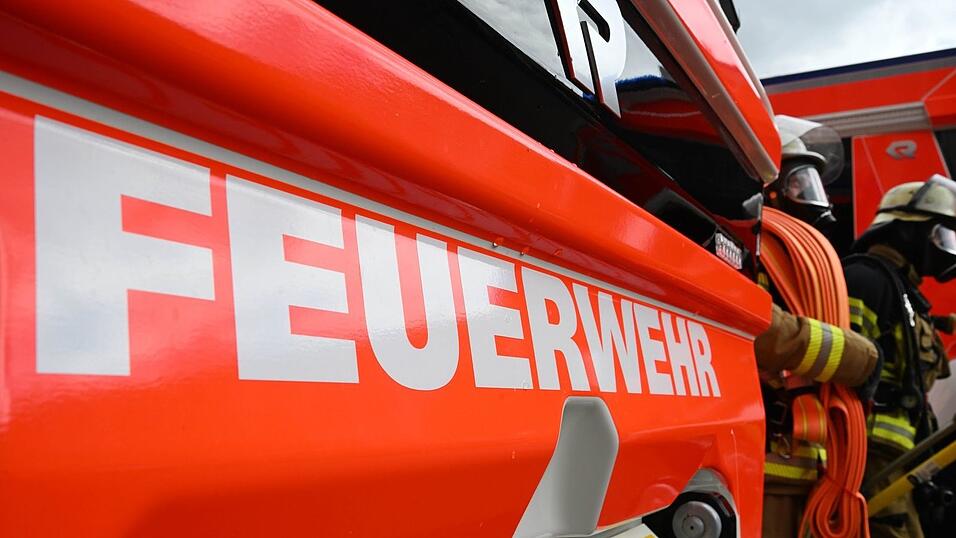 Die Feuerwehr ging unter Atemschutz zur Brandbekämpfung an der Rundballenpresse vor. (Symbolbild) Die Feuerwehr ging unter Atemschutz zur Brandbekämpfung an der Rundballenpresse vor. (Symbolbild)