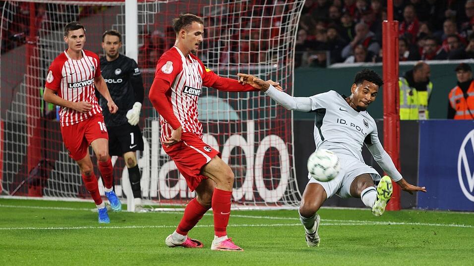 Heißer Pokaltanz in Freiburg: Wolfsburgs Cleiton (r) grätscht den Ball vor SC-Spieler Max Rosenfelder weg. Heißer Pokaltanz in Freiburg: Wolfsburgs Cleiton (r) grätscht den Ball vor SC-Spieler Max Rosenfelder weg.