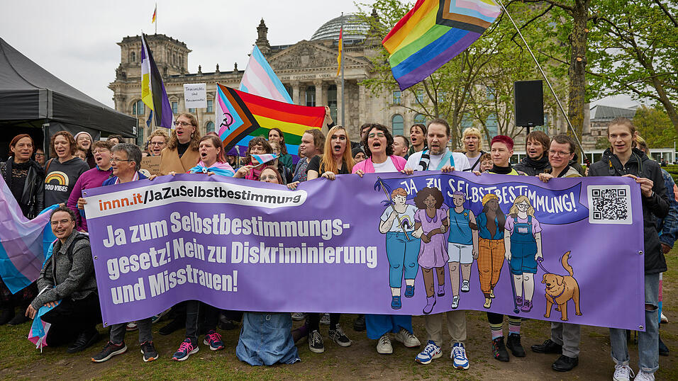 F&uuml;r viele Menschen in der queeren Community war die Verabschiedung des Selbstbestimmungsgesetzes ein gro&szlig;er Schritt hin zu mehr Respekt und Menschenw&uuml;rde. (Archivbild)