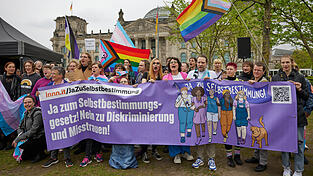 Für viele Menschen in der queeren Community war die Verabschiedung des Selbstbestimmungsgesetzes ein großer Schritt hin zu mehr Respekt und Menschenwürde. (Archivbild)