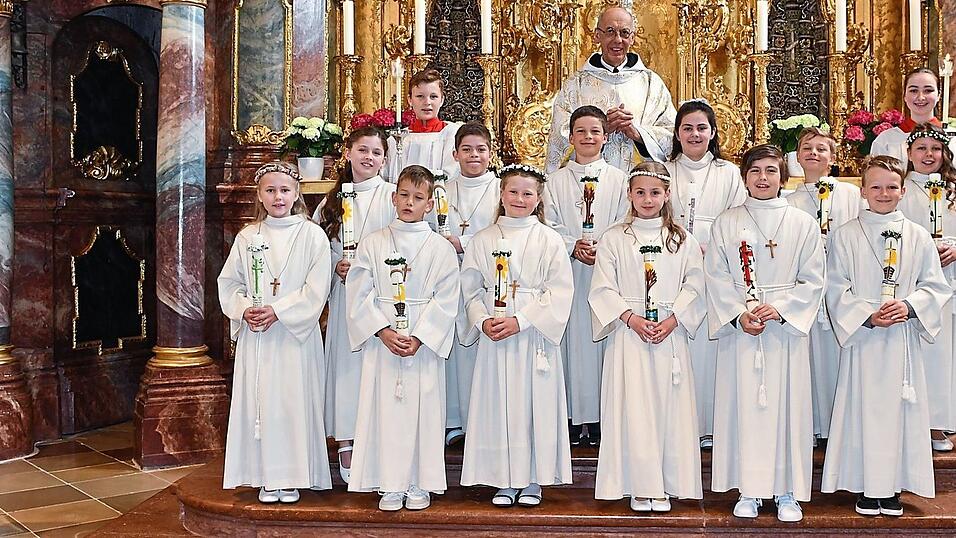 13 Kinder traten um 10.30 Uhr zum ersten Mal an den Tisch des Herrn.