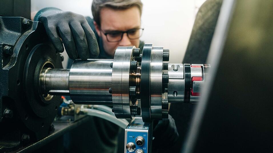 In einem Werk in Garching werden derzeit verschiedene Prototypen für Motoren hergestellt, die Autohersteller in Auftrag gegeben haben.