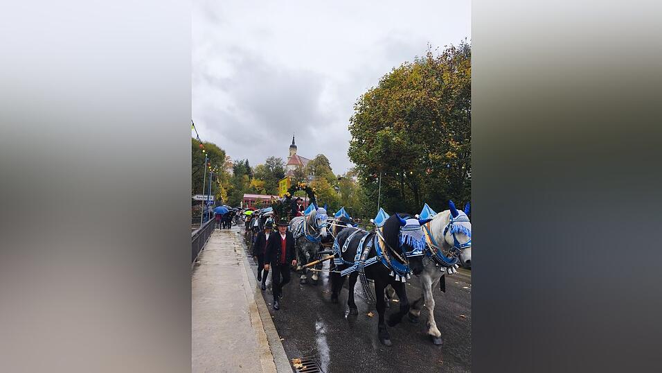 Im Regen über die Schmausmühlbrücke zum Volksfestplatz Im Regen über die Schmausmühlbrücke zum Volksfestplatz