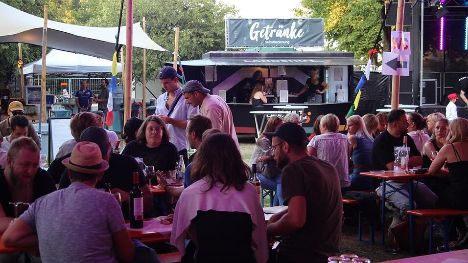 Die Besucher genossen den ersten Abend des Sommergartens auf der Mühleninsel. Die Besucher genossen den ersten Abend des Sommergartens auf der Mühleninsel.