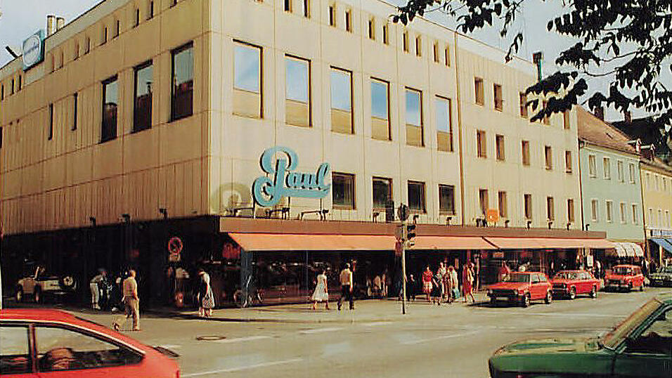 Das frühere Kaufhaus Paul am Luitpoldplatz in Deggendorf. Das frühere Kaufhaus Paul am Luitpoldplatz in Deggendorf.