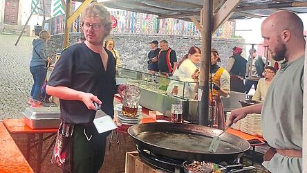 Der Pandurenoberst (Lawrence Gast, rechts) selbst stand am Essensstand.