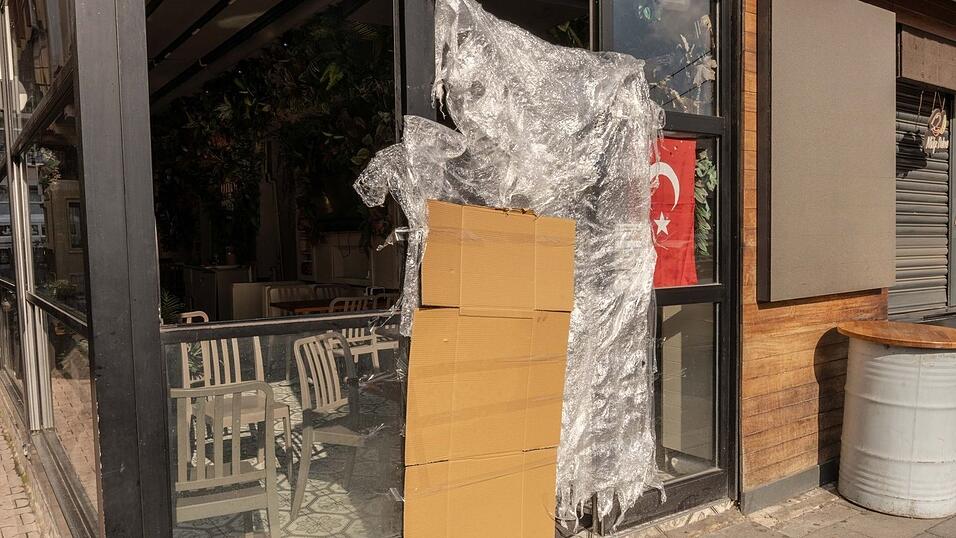 Beh&ouml;rden lassen ein Restaurant schlie&szlig;en.