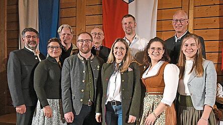 Vorstand und Aufsichtsrat der Angerbräu e.G. (vorne von links): der Vorstand mit Gerhard Gilch, Regina Westenthanner und Stefan Blieninger; dann der Aufsichtsrat: Bürgermeisterin Sibylle Entwistle, Veronika Ritt, Johanna Mitterreiter; (hintere Reihe) Wolfgang Schmid, Klaus Kerscher, Wolfgang Schwimmer und Hans Royes; Josef Samhuber war am Samstag verhindert.