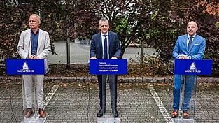 SPD, CDU und CSU haben sich eine Zielmarke für die Umsetzung ihres Reformprogramms gesetzt. SPD, CDU und CSU haben sich eine Zielmarke für die Umsetzung ihres Reformprogramms gesetzt.