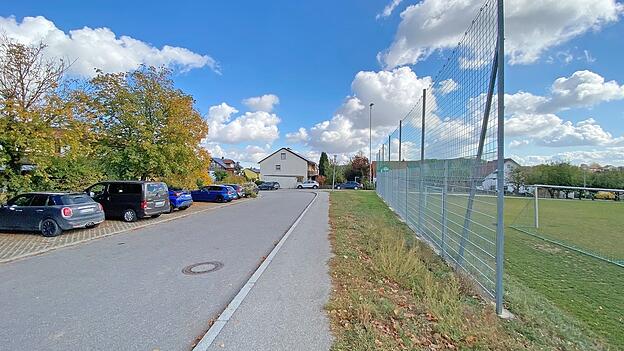 Bei der Hausarztpraxis in der Fr&uuml;hlingsstra&szlig;e sollen entlang des Ballfangnetzes von der Gemeinde f&uuml;nf neue Parkpl&auml;tze und vorne an der Kurve zur Sonnenstra&szlig;e zwei weitere Parkpl&auml;tze geschaffen werden.