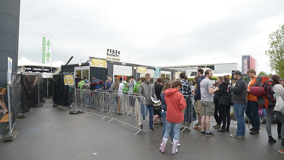 Die ersten Festivalbesucher haben bereits am Donnerstag das Campinggel&auml;nde in Salching bev&ouml;lkert.
