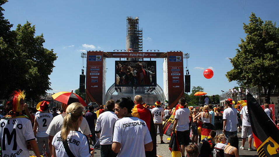 Christian Fertl war am Sonntag auf der Fanmeile in Berlin und erlebte dort das Achtelfinale gegen England auf Gro&szlig;leinwand.