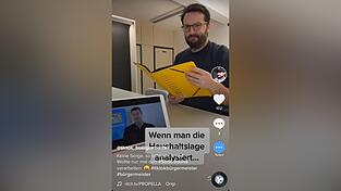 Der 'Tik-Tok-B&uuml;rgermeister' Matthias Beer (CSU) in einem seiner Videos. W&auml;hrend die Stimme von Markus S&ouml;der erklingt, bl&auml;ttert er durch den Haushalt von Beratzhausen.