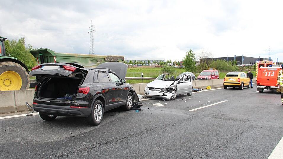 Auf der B85 an der Abfahrt Cham-Süd hat es gekracht. Auf der B85 an der Abfahrt Cham-Süd hat es gekracht.