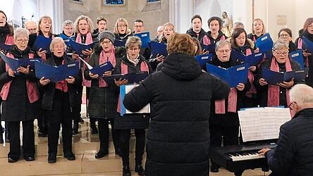 Der Kirchenchor Ast unter der Leitung von Lissa Laubmeier sang von Hoffnung und
