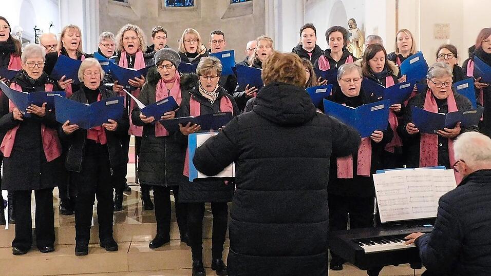 Der Kirchenchor Ast unter der Leitung von Lissa Laubmeier sang von Hoffnung und