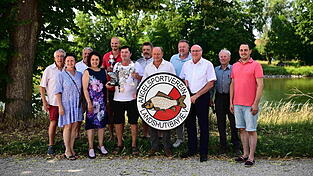 Fischerk&ouml;nig Johann Luger (mit K&ouml;nigskette und Pokalen) mit Vereinsmitgliedern und Ehreng&auml;sten