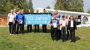 Die geehrten Mitglieder des Jubelvereins SV Steinbühl zusammen mit den Ehrengästen. Die geehrten Mitglieder des Jubelvereins SV Steinbühl zusammen mit den Ehrengästen.