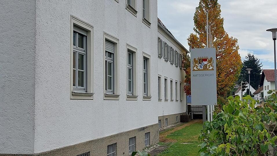 Wegen Körperverletzung musste sich der 29-jährige Angeklagte am Donnerstag vor dem Amtsgericht Landau verantworten. Wegen Körperverletzung musste sich der 29-jährige Angeklagte am Donnerstag vor dem Amtsgericht Landau verantworten.