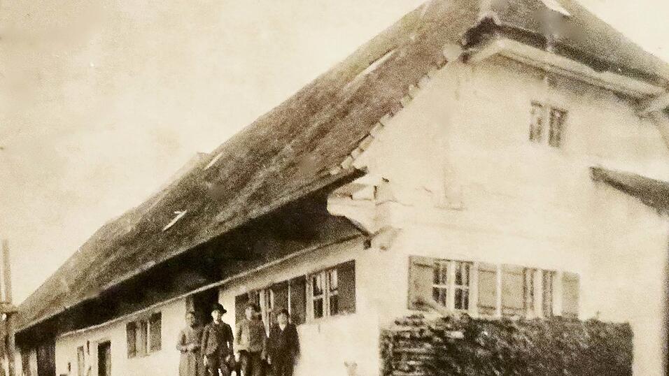 Das Bauernhaus beim Stix noch in der Form aus der Zeit der Gründung des Anwesens um 1632 mit Greddach und Krüppelwalm. Das Bauernhaus beim Stix noch in der Form aus der Zeit der Gründung des Anwesens um 1632 mit Greddach und Krüppelwalm.