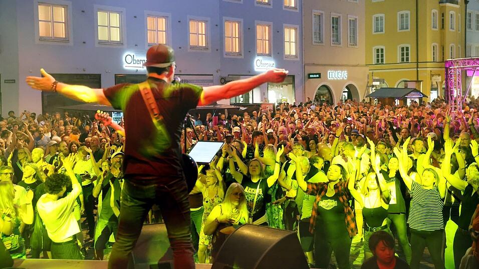 Bis tief in die Nacht herrschte vor den drei B&uuml;hnen, auf denen das Musikprogramm lief, beste Stimmung.