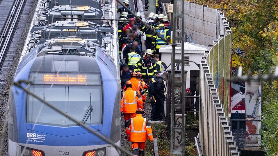 Etwa 400 Fahrgäste mussten den Zug laut Bundespolizei verlassen.