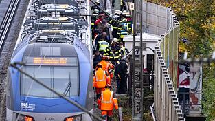 Etwa 400 Fahrgäste mussten den Zug laut Bundespolizei verlassen. Etwa 400 Fahrgäste mussten den Zug laut Bundespolizei verlassen.