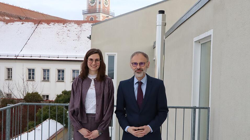 Christina Richter ist seit 1. Dezember 2025 Richterin für Zivil- und Nachlassrecht am Chamer Amtsgericht. „Es ist schön, dass sie jetzt bei uns ist“, freut sich Dr. Thomas Strauß, Direktor des Amtsgerichts. Er kennt die 34-Jährige schon seit ihrer Studienzeit - er war damals ihr Ausbilder. Christina Richter ist seit 1. Dezember 2025 Richterin für Zivil- und Nachlassrecht am Chamer Amtsgericht. „Es ist schön, dass sie jetzt bei uns ist“, freut sich Dr. Thomas Strauß, Direktor des Amtsgerichts. Er kennt die 34-Jährige schon seit ihrer Studienzeit - er war damals ihr Ausbilder.