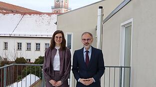 Christina Richter ist seit 1. Dezember 2025 Richterin f&uuml;r Zivil- und Nachlassrecht am Chamer Amtsgericht. &bdquo;Es ist sch&ouml;n, dass sie jetzt bei uns ist&ldquo;, freut sich Dr. Thomas Strau&szlig;, Direktor des Amtsgerichts. Er kennt die 34-J&auml;hrige schon seit ihrer Studienzeit - er war damals ihr Ausbilder.