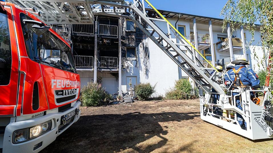 Bei dem Brand in einer Einrichtung für betreutes Wohnen in Rednitzhembach wurden vier Wohnungen vollständig zerstört. Ein schwer verletzter 71-Jähriger ist inzwischen im Krankenhaus gestorben. (Archivbild) Bei dem Brand in einer Einrichtung für betreutes Wohnen in Rednitzhembach wurden vier Wohnungen vollständig zerstört. Ein schwer verletzter 71-Jähriger ist inzwischen im Krankenhaus gestorben. (Archivbild)