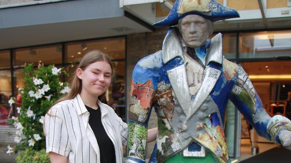 Vanessa Haase und Graf Luckner, mit dessen Leben sie sich intensiv beschäftigt hat. Die Figur am Marktplatz ist ihre Lieblingsfigur in der Stadt. Der gelernten Schreinerin gefällt besonders die Gestaltung mit den Bildern verschiedener Chamer Sehenswürdigkeiten.
