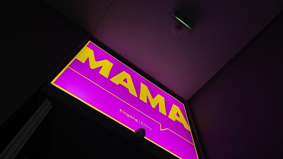 Die Ausstellung «Mama. Von Maria bis Merkel» im Düsseldorfer Kunstpalast zeigt mehr als 120 Kunstwerke und Alltagsobjekte mit Bezug zur Mutterschaft vom 14. Jahrhundert bis heute. Die Ausstellung «Mama. Von Maria bis Merkel» im Düsseldorfer Kunstpalast zeigt mehr als 120 Kunstwerke und Alltagsobjekte mit Bezug zur Mutterschaft vom 14. Jahrhundert bis heute.