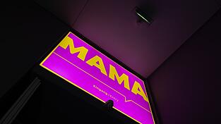 Die Ausstellung «Mama. Von Maria bis Merkel» im Düsseldorfer Kunstpalast zeigt mehr als 120 Kunstwerke und Alltagsobjekte mit Bezug zur Mutterschaft vom 14. Jahrhundert bis heute.