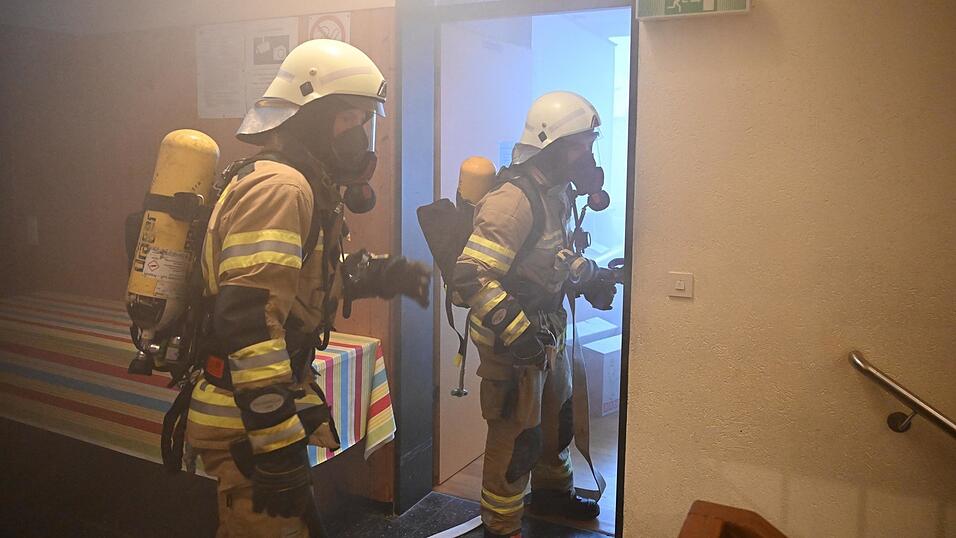 Unter Atemschutz musste im verrauchten Pfarrheim nach den Leuten gesucht werden. - Verletzte wurden vom Rettungsdienst abtransportiert.