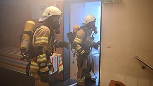 Unter Atemschutz musste im verrauchten Pfarrheim nach den Leuten gesucht werden. - Verletzte wurden vom Rettungsdienst abtransportiert.
